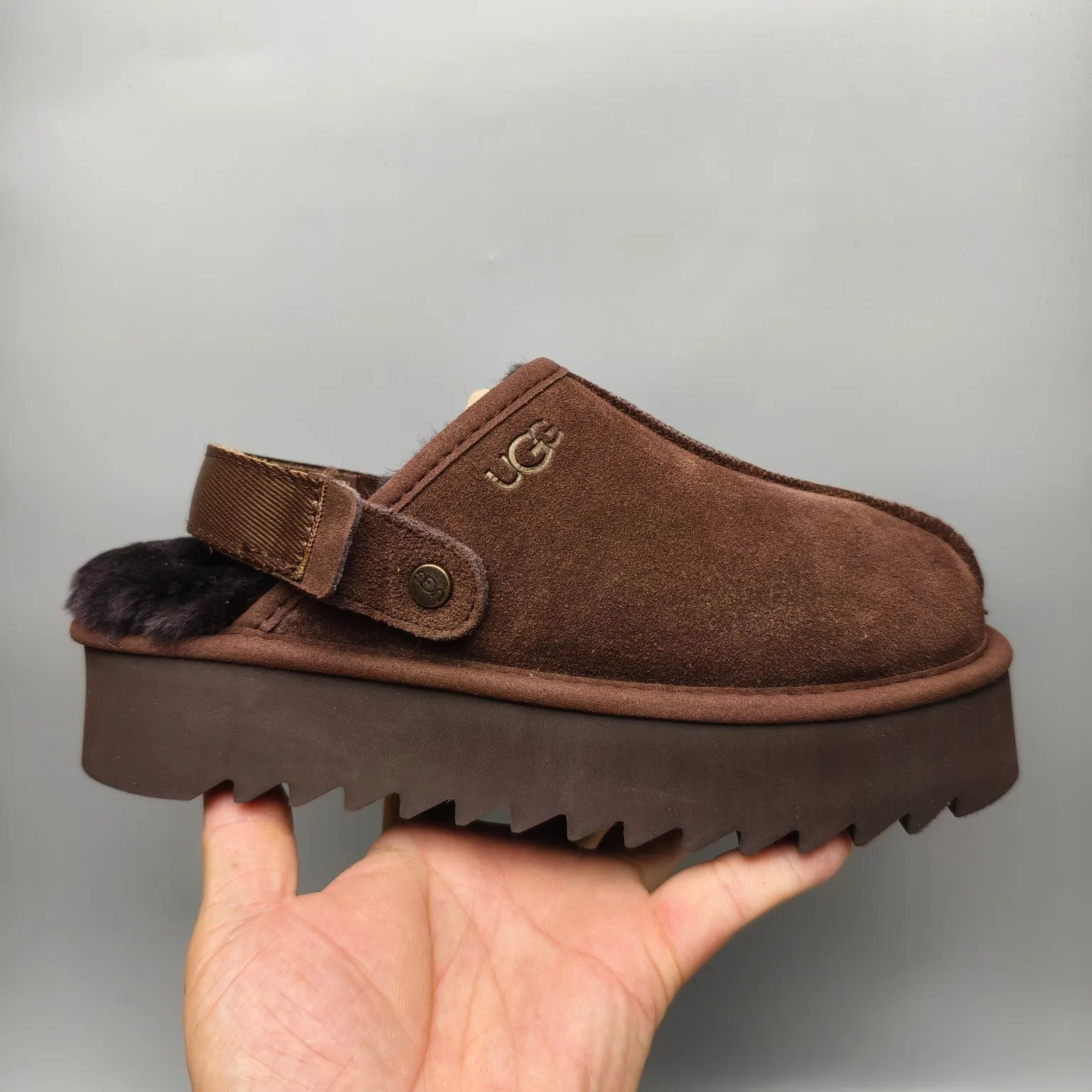 💰440 UGG sheepskin all-in-one snow boots 6734 thick-soled magic buckle dual-purpose slippers Color: Maroon Black Chocolate Matching code: 35-40
